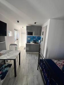 a small room with a table and a kitchen at Apartamenty Anielski Sen 3 in Świeradów-Zdrój