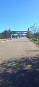 an empty road with a bridge in the background at Pousada Germânia Paraíso do Sul in Paraíso do Sul