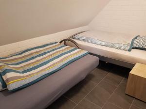 a pair of bunk beds in a room at Alte Werkstatt - Monteurwohnung auf dem Land in Borken