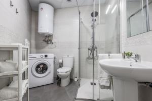 a bathroom with a toilet sink and a washing machine at Algaba Huelva alto in La Algaba +42 photos