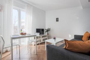 a living room with a couch and a table at Algaba Huelva alto in La Algaba
