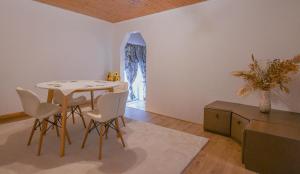 a dining room with a table and chairs in a room at La lukas in Mussy-sur-Seine +9 photos