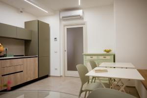 a kitchen and dining room with a table and chairs at VenereCiprea in Castelbuono