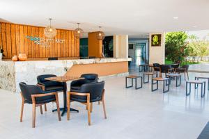a restaurant with chairs and tables in a lobby at Porto Mar Hotel in Porto Seguro +77 photos