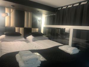 a hotel room with two beds with towels on them at Apartments by Radecka Zarembowicza Wrocław Lotnisko - Nowoczesny apartament o podwyższonym standardzie in Wrocław