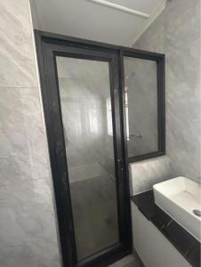 ein Badezimmer mit Glasdusche und Waschbecken in der Unterkunft Madlabeezy in Kempton Park