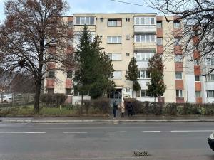 two people walking down a street in front of a building at Casa Serena in Odorheiu Secuiesc