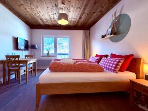 a bedroom with a bed and a dining room at Boutique Hotel Alpenhof in Sankt Martin am Tennengebirge