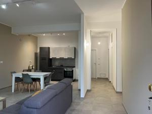 ein Wohnzimmer mit Sofa und Tisch in der Unterkunft Dimora Cristella in Eboli