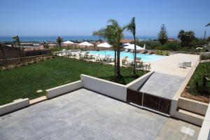 uma vista para uma piscina e um quintal em I Giardini della Castellana em Marina di Ragusa