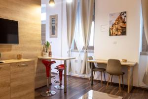 a small room with a table and chairs and a tv at City Royal Studio in Székesfehérvár
