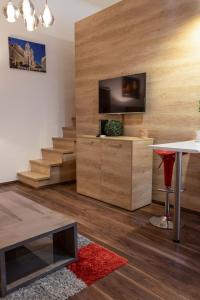 a living room with a tv and a table at City Royal Studio in Székesfehérvár