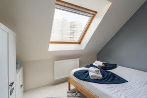 a bedroom with a bed and a window at Maison Beluga - spacious apartment in Westende in Middelkerke