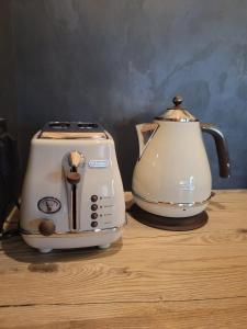 a toaster and tea kettle sitting on a table at Le Loft Des Arts in Thonon-les-Bains