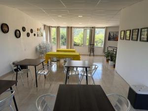 a dining room with tables and chairs and windows at Seven Hotel - Juana Koslay San Luis in Juana Koslay 