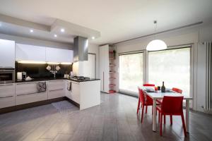 a kitchen and dining room with a table and chairs at Il Sogno di Elisa in Trivignano