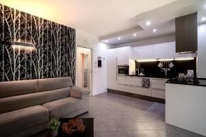 a living room with a couch and a kitchen at Il Sogno di Elisa in Trivignano