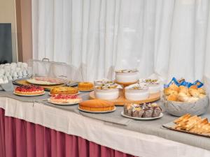 una mesa con un bufé de comida encima en B&B HOTEL Riviera Celle Ligure, en Celle Ligure