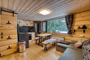 a kitchen and living room in a log cabin at Pod Horou a za Potokom, Podbanské in Pribylina