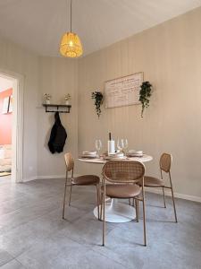 a dining room with a table and chairs at L'atelier Terracotta centre ville Bethune in Béthune