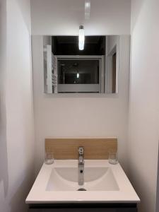 a bathroom with a sink and a mirror at L'atelier Terracotta centre ville Bethune in Béthune