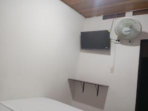 ein Schlafzimmer mit Ventilator und weißer Wand in der Unterkunft Hotel La Séptima in Neiva