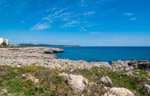 a view of the ocean from a rocky beach at Cielo Mar in S'Illot