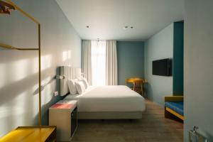 a hotel room with a bed and a window at Esqina Cosmopolitan Lodge in Lisbon