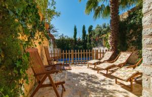 a row of chairs sitting next to a fence at La Casa De Los Espejos in Capdepera