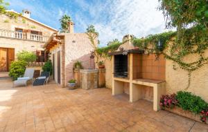a courtyard with an outdoor kitchen in a house at Los Abilios in Palma de Mallorca