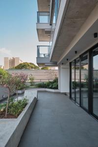 a building with a walkway in front of a building at Apto Moderno no Coração da Cidade - CA802 in Maringá
