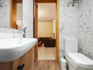 a bathroom with a sink and a toilet at Ivy in Is-Swieqi