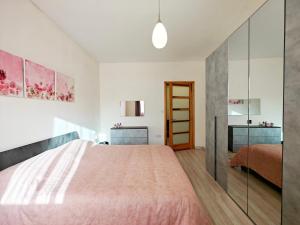 a bedroom with a large bed with a pink blanket at Ivy in Is-Swieqi +10 photos