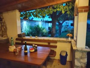 a wooden bench in front of a window with a tree at Ferienwohnungen Feldsee in Illmitz +79 photos