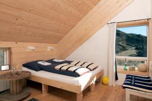Rúm í herbergi á Tungulending Guesthouse