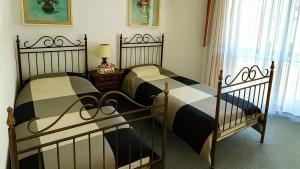 two beds sitting next to each other in a bedroom at La Piccola Rocca in Cetona