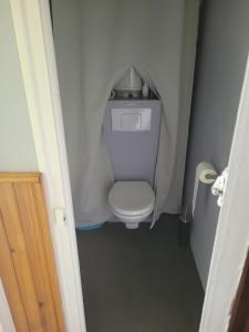a small bathroom with a toilet in a small room at LILOA in La Bourboule