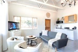 a living room with a couch and a tv at Hilton Cottage in Hilton +15 photos