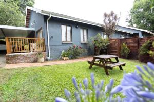a picnic table in the yard of a house at Hilton Cottage in Hilton