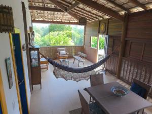 a room with a hammock in a house at Casa Boomerang in Marau