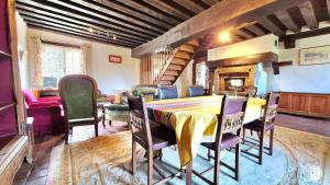 a dining room with a yellow table and chairs at Le Petit Mingot in Druy-Parigny