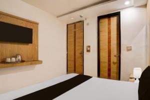 a bedroom with a bed and a flat screen tv at Istay By A1Rooms in Jāmb