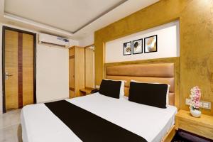 a bedroom with a large bed in a room at Istay By A1Rooms in Jāmb