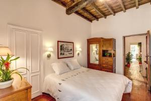 ローマにあるMagenta Deluxe Fienaroli 2のベッドルーム(白いベッド1台、ドレッサー付)