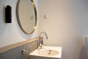 a bathroom with a sink and a mirror at Weidesuite bij Leeuwarden. Natuur en 11stedenwater in Weidum +49 photos