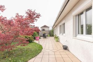 a walkway outside of a house with plants at La Belle Escale - Maison proche gare et d'Orléans in Fleury-les-Aubrais