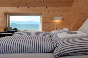 Rúm í herbergi á Tungulending Guesthouse