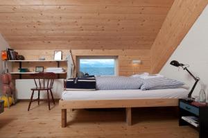 Rúm í herbergi á Tungulending Guesthouse