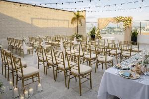 a set up for a wedding with tables and chairs at Hotel Vizcaya Plaza in Barrancabermeja
