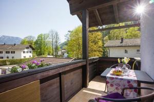 a patio with a table and chairs on a balcony at Frühstückspension Lavendel in Oberaudorf